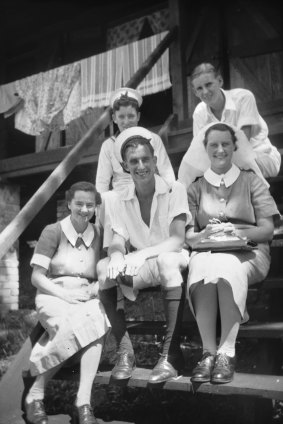 Nurses Shirley Graham (left) and Mavis Harris sit with members of the Royal Australian Navy, Both would become POW's during the war.