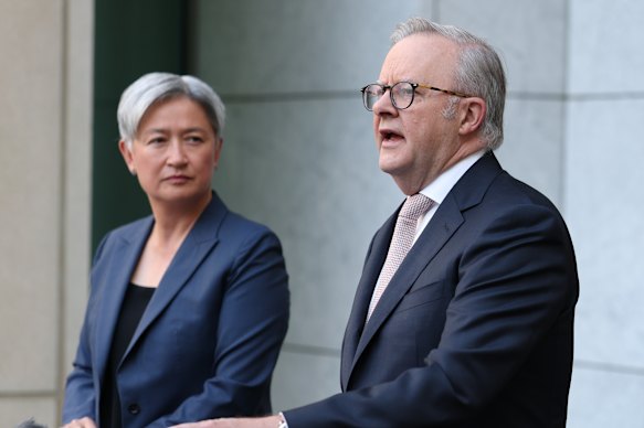 Постоянные новости о войне между США и Ираном: убит верховный лидер аятолла Али Хаменеи, израильский чиновник, говорит Трамп; ОАЭ, Катар, Бахрейн и Кувейт принимают ответные меры из-за роста числа погибших в иранской школе для девочек