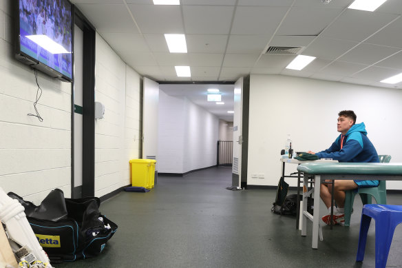 Matt Renshaw sits in an isolation room at the SCG.
