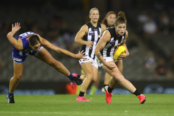 Magpie Brianna Davey breaks away with the ball at Marvel Stadium on Saturday night.