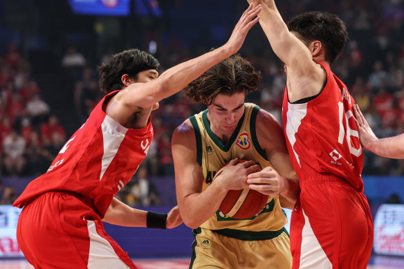 Josh Giddey drives to the basket against Japan.