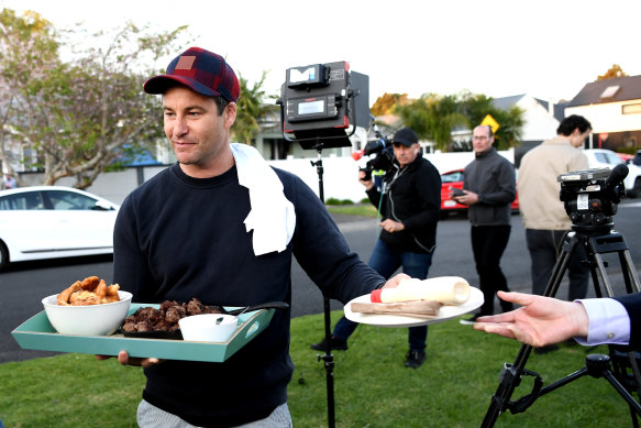 Jacinda Ardern's partner Clarke Gayford brought food to media waiting on the election result outside their home. 
