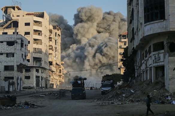 A fumaça sobe de um ataque aéreo israelense em um arranha-céu em Gaza City, no domingo.