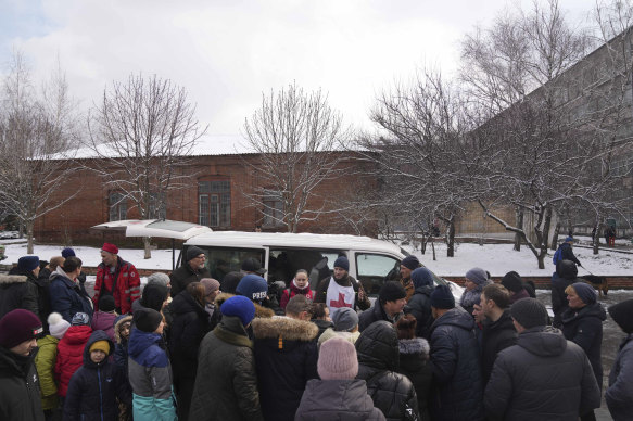 People gather to receive humanitarian aid in Mariupol.