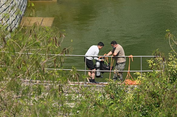 The Flying Tigers special duties unit was one of many mobilised to look for Choi’s remains that were not found in the flat. They conducted underwater searches near the Tseung Kwan O Chinese Permanent Cemetery.