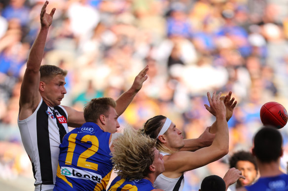 Darcy Moore contests for a pack mark.
