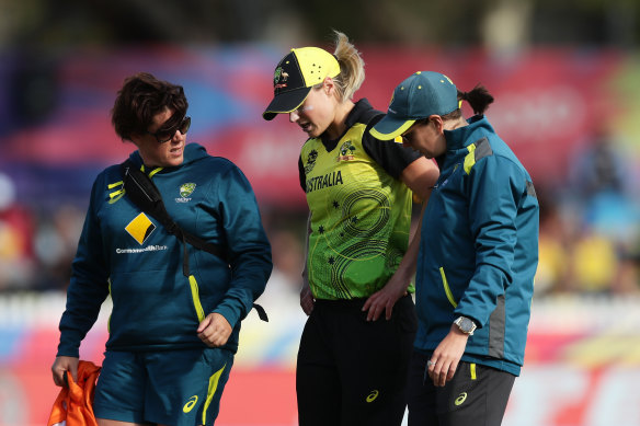 Ellyse Perry leaves the field after suffering a suspected hamstring injury while fielding in Australia's win over New Zealand on Monday.