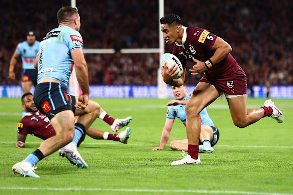 Murray Taulagi scores a try. 