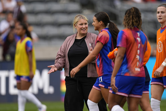 Emma Hayes with her new US squad before her first game in charge – a 4-0 friendly defeat of South Korea.