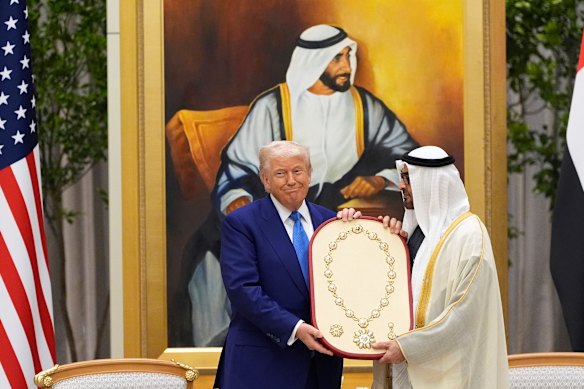 In tempi più felici: Donald Trump riceve l'Ordine di Zayed dal presidente degli Emirati Arabi Uniti Mohammed bin Zayed Al Nahyan ad Abu Dhabi nel 2025.
