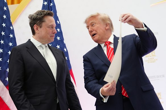Il presidente Donald Trump, a destra, consegna questo mese la medaglia nazionale della scienza a Elon Musk.