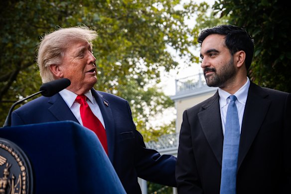 Il sindaco di New York Zohran Mamdani resta a guardare mentre Donald Trump parla durante una conferenza stampa congiunta lunedì alla Gracie Mansion di New York.