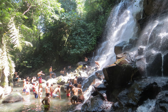 The reality: crowds and queues of tourists all trying to get the same shot. 