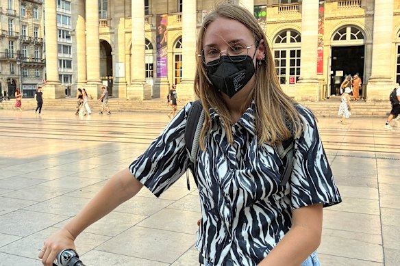 Zoe Stephant si chiede perché tutti non indossano una maschera.