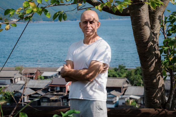 O historiador amador Nick Russell na ilha de Tebajima, onde o Chipre estava ancorado em 1830.