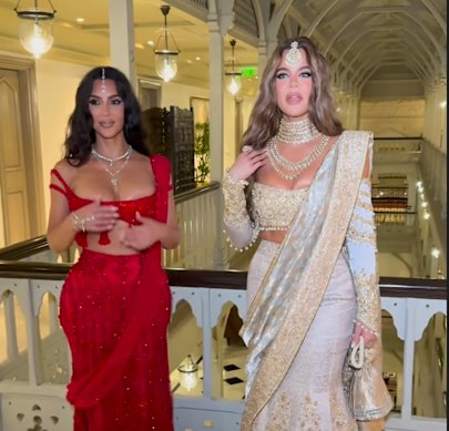 Kim e Khloe Kardashian no casamento do ano passado.