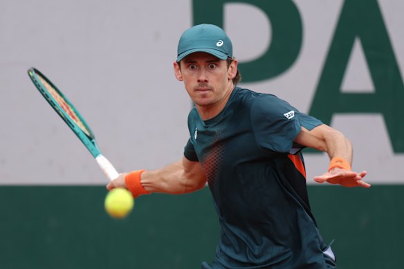 Alex de Minaur had little trouble moving into the second round at Roland-Garros.