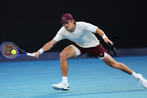 Alex de Minaur plays a forehand.