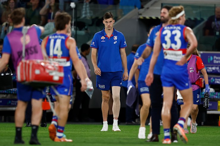 Luke darcy on the field⁢ after being subbed ⁤off with a⁣ knee injury.