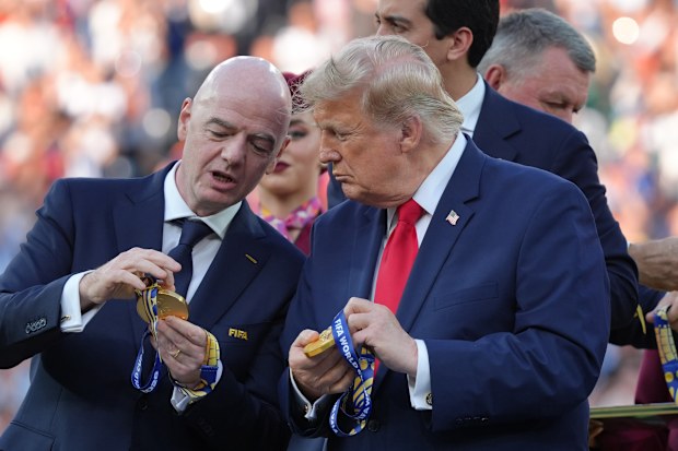   Infantino and Trump await to present Spain with their medals