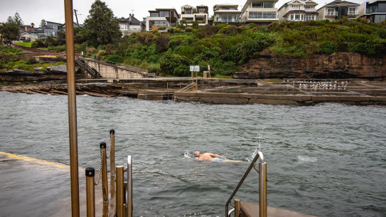 A man is seen swimming at Clovelly Beach. Generics of water pollution in Clovelly Beach, Sydney on March 29, 2022. Photo: Flavio Brancaleone/The Sydney Morning Herald