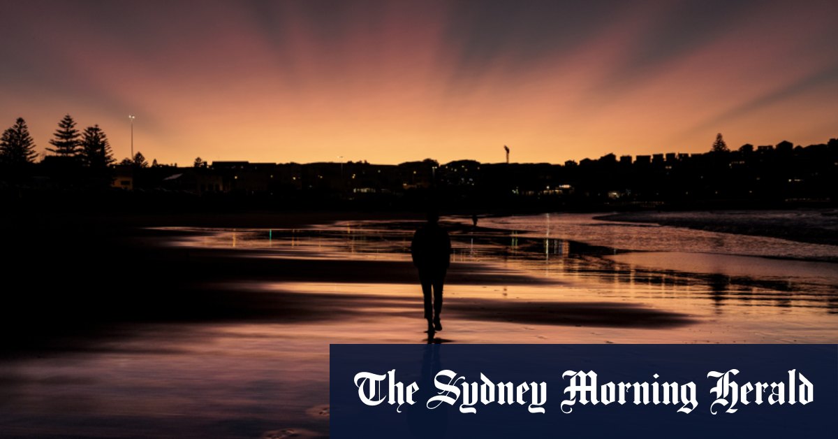 Niesamowity wschód słońca po erupcji wulkanu Hongga Tonga Hung Hapai