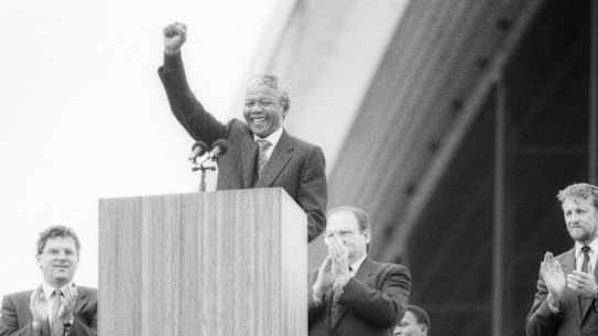 Mandela slipped away from his itinerary, which included an appearance at the Sydney Opera House, to meet Indigenous representatives.