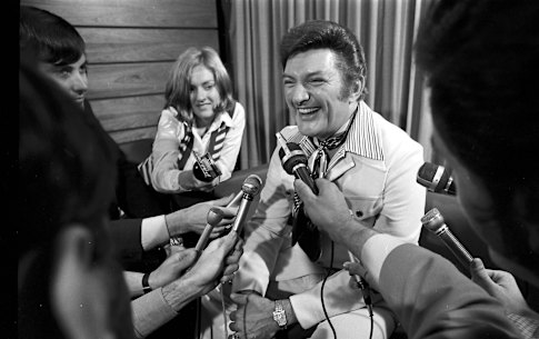 Entertainer Liberace at a press conference at Mascot Airport on October 18, 1971.