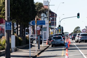 점심 시간에 New Plymouth의 KFC 대기열이 Courtenay Street까지 확장되었습니다.