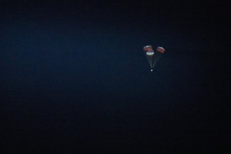 Boeing's CST-100 Starliner spacecraft drops down to White Sands, New Mexico on Sunday.