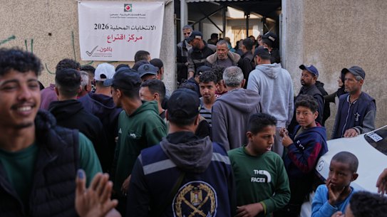 Uomini palestinesi si riuniscono davanti a un seggio elettorale per partecipare alle elezioni locali di sabato a Deir al-Balah, nel centro della Striscia di Gaza.