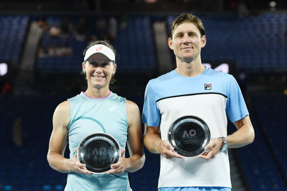 Samantha Stosur and Matt Ebden pose with their runners-up trophies for mixed doubles at the Australian Open in 2021. 