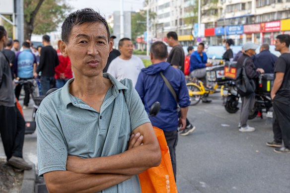 中国中部の湖北省からの出稼ぎ労働者、楊在強さん（43）は日雇い労働者として雇われるのを馬居橋で待っている。