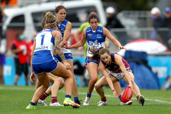 Ruby Svarc gathers the ball under pressure during round nine. 