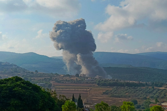 De la fumée s'échappe du site d'une frappe aérienne israélienne sur Zibqin, dans le sud du Liban.
