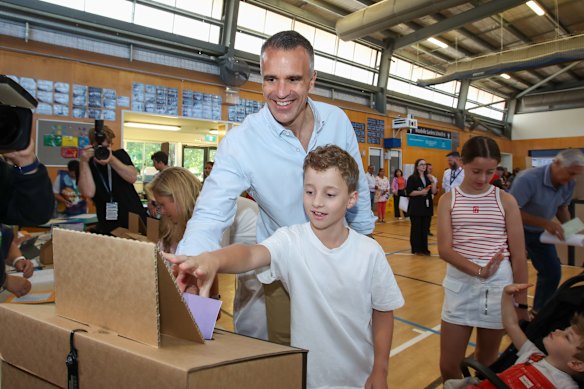 El primer ministro de Sudáfrica, Peter Malinauskas, votó con su familia en la escuela Woodville Gardens en Adelaida el sábado.
