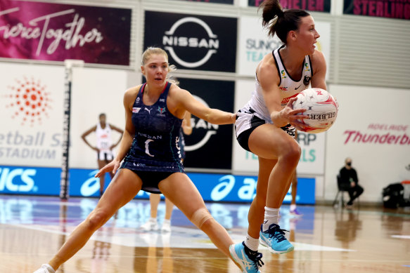 Collingwood’s Kelsey Browne looks to get a pass away.