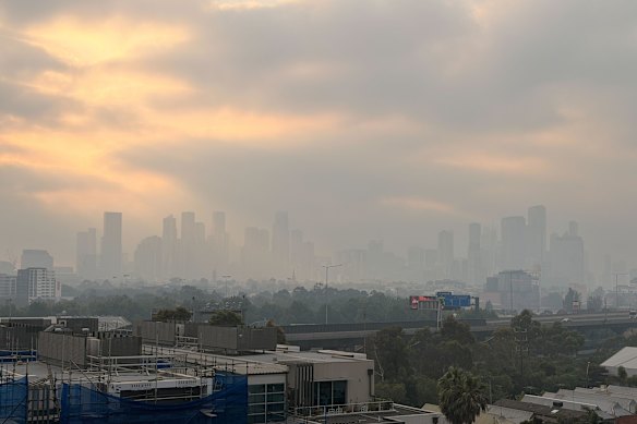 Humo de incendios forestales sobre Melbourne poco después de las 7.30 de la mañana del domingo.