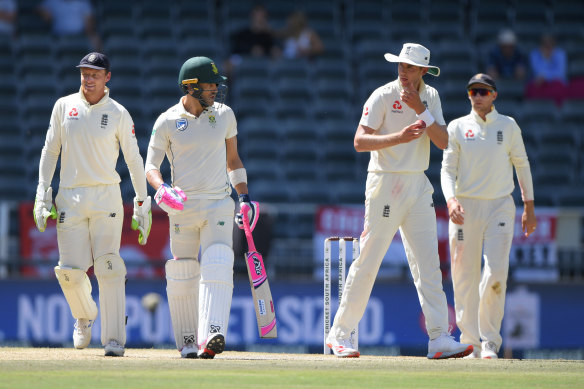 Du Plessis and Stuard Broad share a word during the fourth Test.