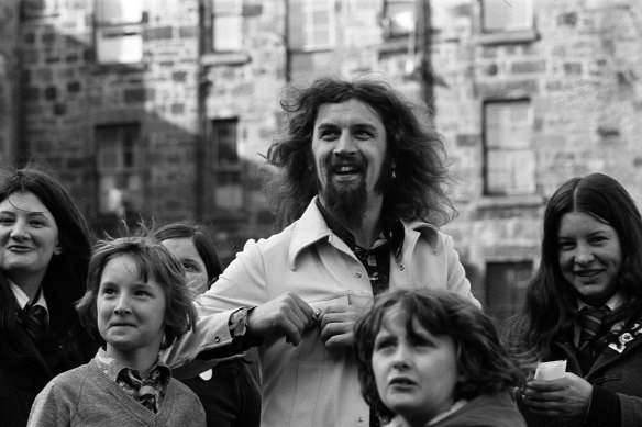 Billy Connolly with young locals in his home town of Glasgow in 1975.