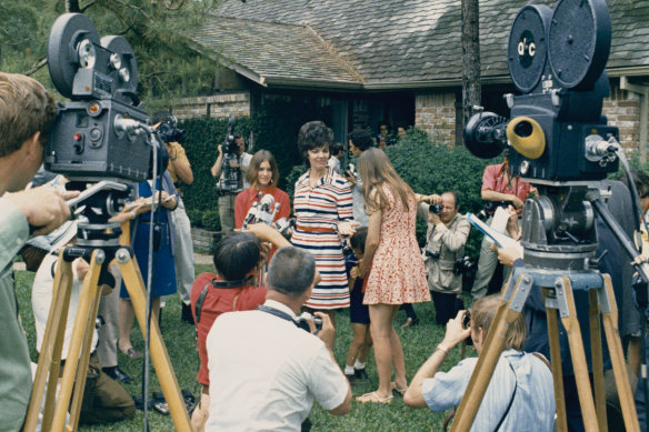 Marilyn Lovell faces the press with her children Susan, Barbara and Jeffrey after the successful splashdown of the spacecraft in 1970.