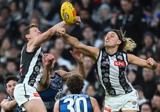 Darcy Moore flies to spoil along with teammate Will Hoskin-Elliott.