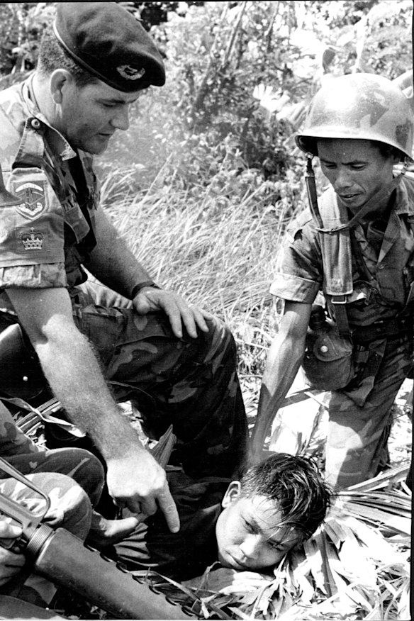 Australian military instructor and Vietnamese trainees at Duc My on August 24, 1971.