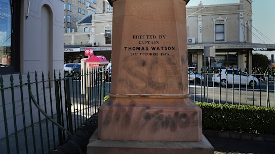 The statue of Captain James Cook.