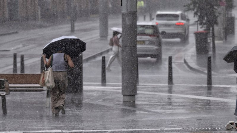 Rain, storms soak Sydney after morning traffic chaos