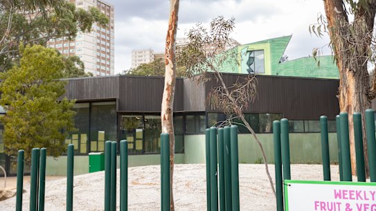 A sala de injeção segura na Lennox Street, no norte de Melbourne, localizada em um conjunto habitacional público e próxima à Escola Primária Richmond West.