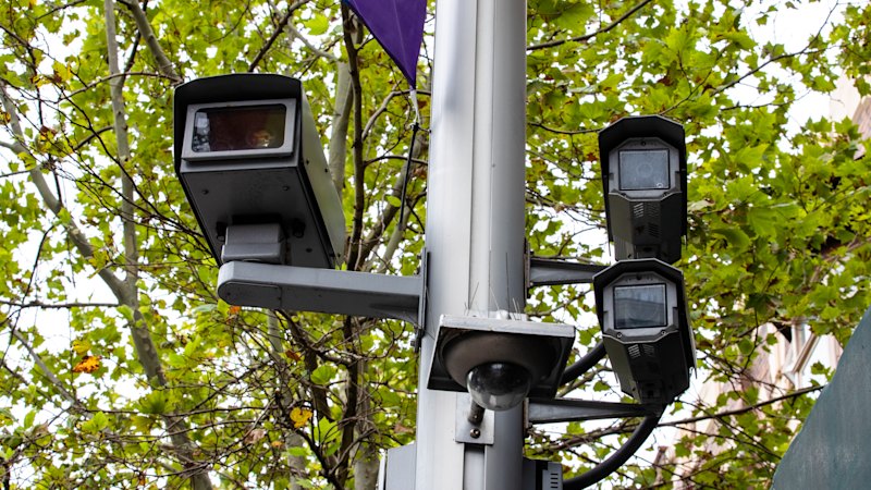 Brisbane uporablja visokotehnološke kamere za nadzor parkiranja in izdaja visoke kazni na treh ulicah