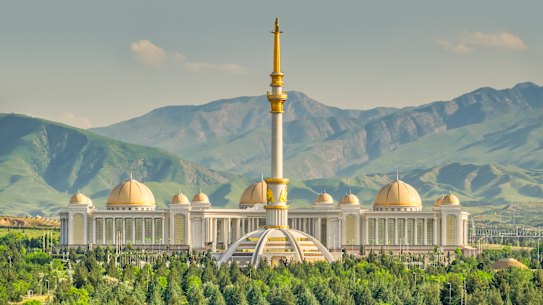 O Monumento da Independência em Ashgabat, Turquemenistão.