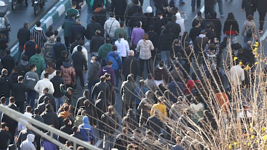 Manifestantes marcham no centro de Teerã na segunda-feira.