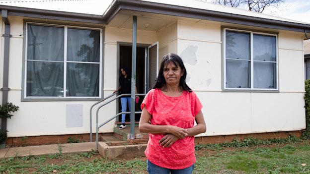 Lee-Anne Ebsworth outside her mother's public housing home  in Dubbo.